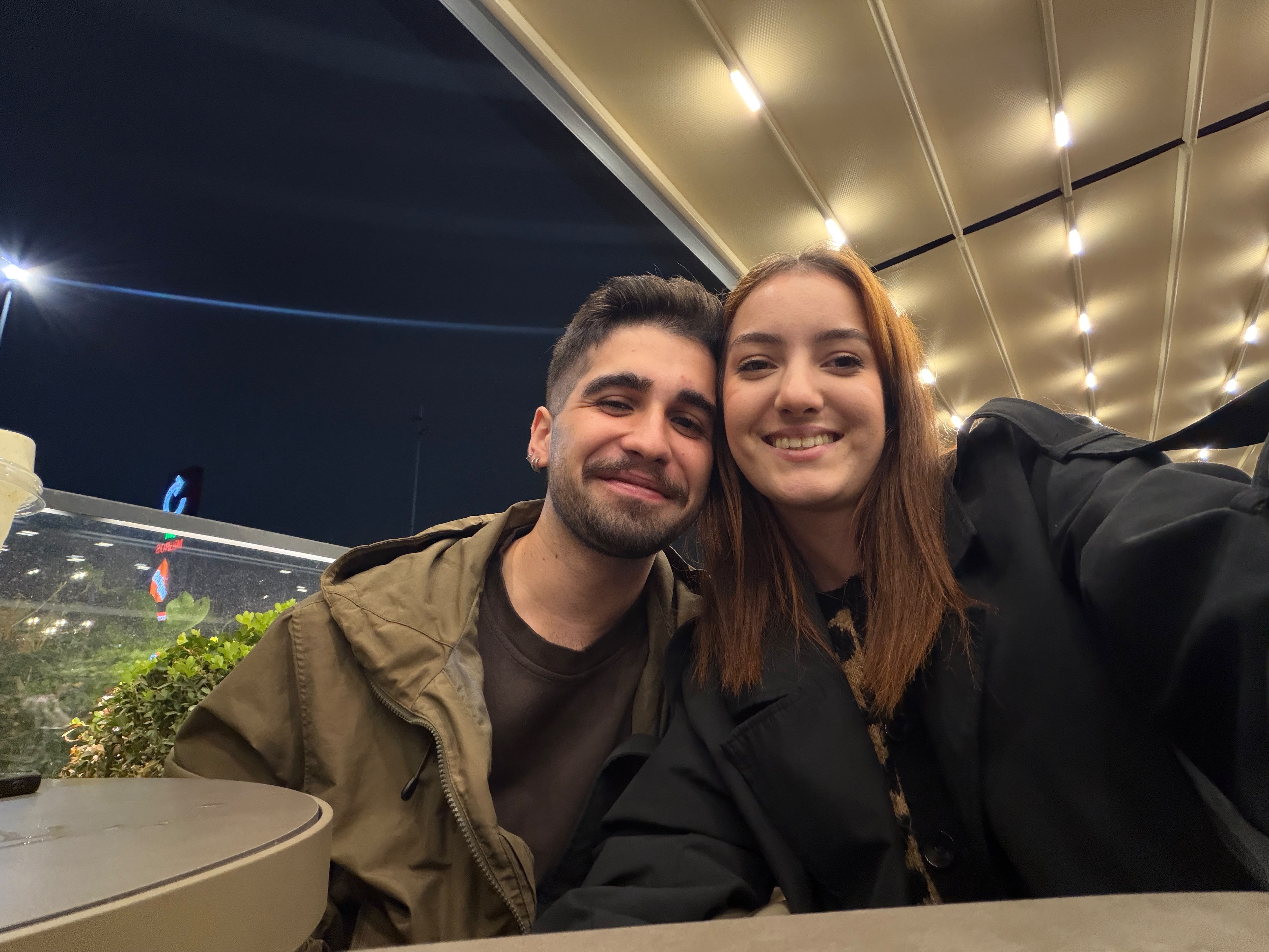 Alacakaranlıkta denizkıyısında iki siluet